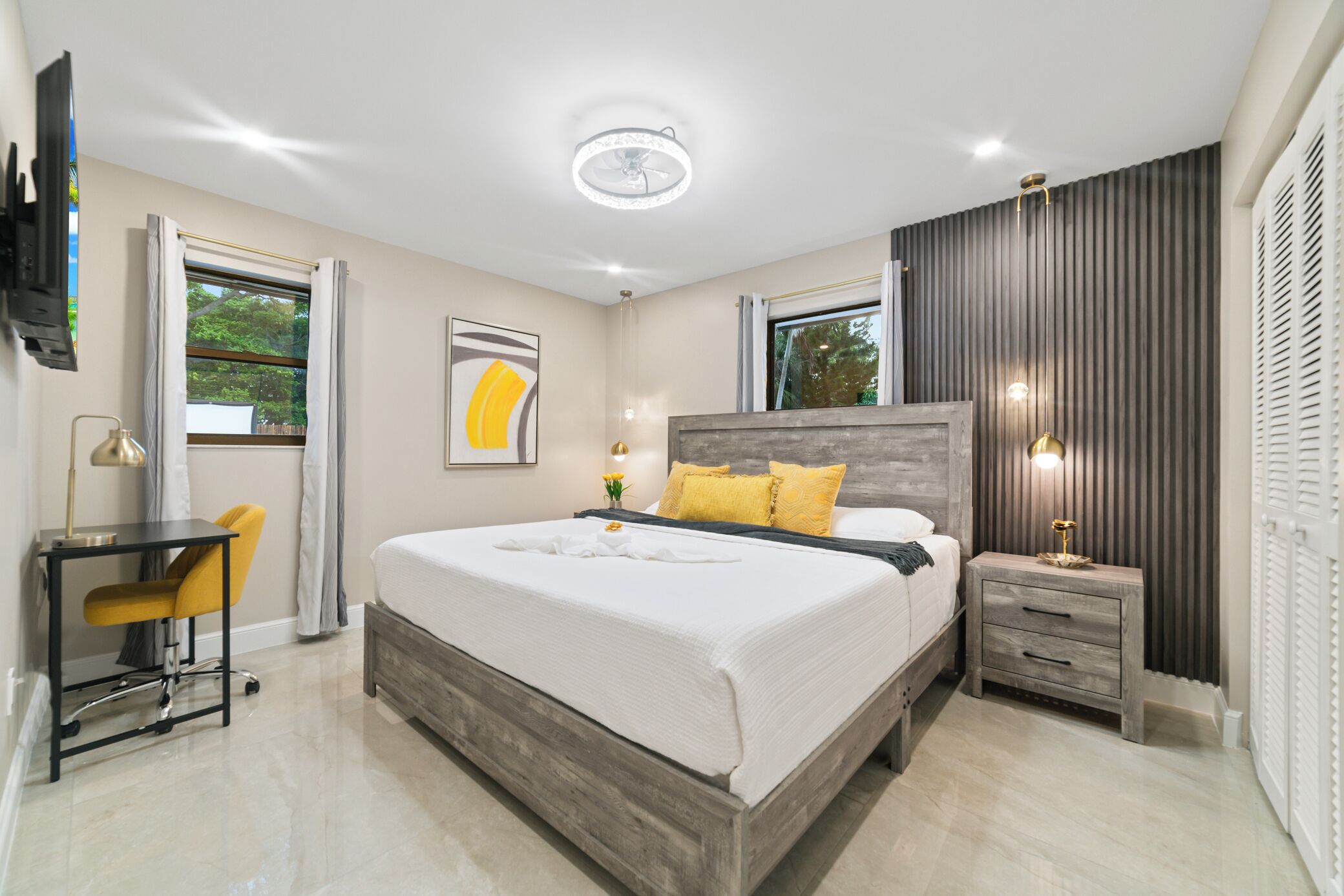 6 slaapkamers, een bureau, een strijkplank/strijkijzer, reisbedje