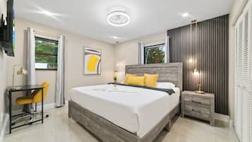 6 Schlafzimmer, Schreibtisch, Bügeleisen/Bügelbrett, Reisekinderbett