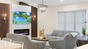 Een smart-tv, een open haard, videogames en tafelvoetbal