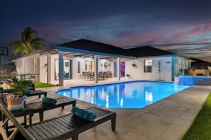 Una piscina al aire libre, una piscina climatizada