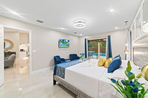 6 habitaciones, escritorio y tabla de planchar con plancha