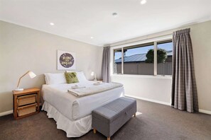 3 habitaciones, tabla de planchar con plancha, wifi y ropa de cama 