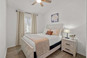 3 bedrooms, desk, iron/ironing board, free WiFi - Cozy home close to Fort Bliss, Painted Dunes, US-54 & Loop 375 - Trans Mountain (El Paso)