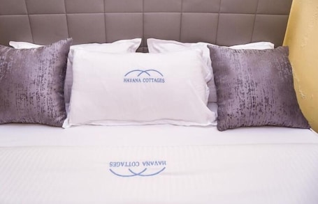 1 bedroom, iron/ironing board, WiFi, bed sheets. Havana Cottages-Telaviv