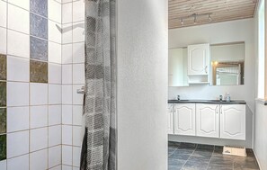 Shower, hair dryer - Gorgeous home in Thisted with WiFi (Thisted)