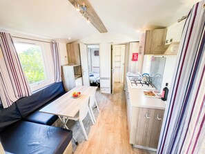 Refrigerador, placa de cocina, silla alta para bebés