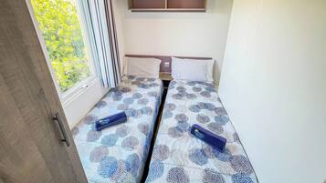 Mobile Comfort-Unterkunft | 2 Schlafzimmer, Verdunkelungsvorhänge, Babybetten
