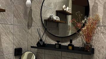 Secador de pelo, toallas, jabón, papel higiénico