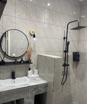 Een haardroger, handdoeken, zeep, toiletpapier
