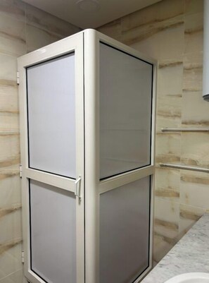 Regadera, toallas, jabón, papel de baño