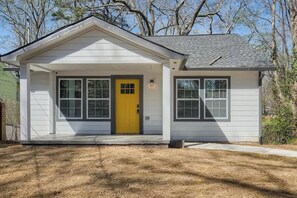 Exterior - Weekend Atlanta Escape | 3 Bedroom Near Downtown (Atlanta)
