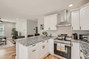 Fridge, microwave, oven, stovetop - Weekend Atlanta Escape | 3 Bedroom Near Downtown (Atlanta)