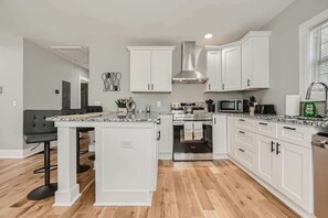 Fridge, microwave, oven, stovetop - Weekend Atlanta Escape | 3 Bedroom Near Downtown (Atlanta)