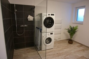 Bruser, hårtørrer, håndklæder, Toiletpapir