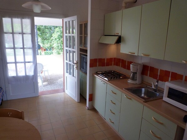 Kjøleskap, mikrobølgeovn, kokeplater og kaffetrakter/tekoker