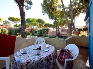 Outdoor dining - Bright house with balcony and pool (Bibione)