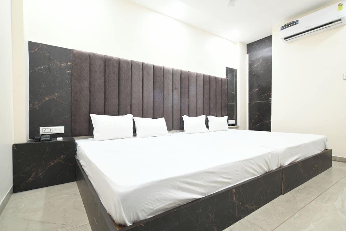 Deluxe Quadruple Room | Rollaway beds, free WiFi, bed sheets
