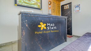 Ένας πάγκος υποδοχής στο ξενοδοχείο Avanti Residency, με μια πινακίδα που υποδεικνύει την περιοχή της υποδοχής.