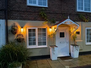 Exterior detail - 2 Bed 'cosy Cottage' Central Bawtry High End Decor (Doncaster)