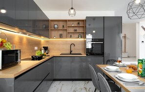 Een koelkast, een oven, een kookplaat, een vaatwasser