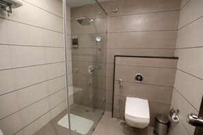 Dusj, hårføner, tøfler og håndklær