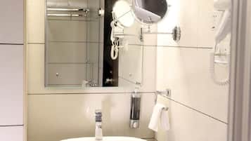 Habitación superior con 2 camas individuales, vistas a la ciudad | Baño | Ducha, secador de pelo, zapatillas y toallas