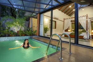 Nászutas villa | Privát medence