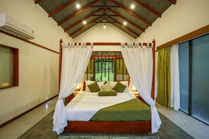 Honeymoon Villa | Premium bedding, Select Comfort beds, minibar, laptop workspace