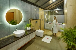 Villa Premium | Baño | Ducha, artículos de higiene personal gratuitos y secador de pelo