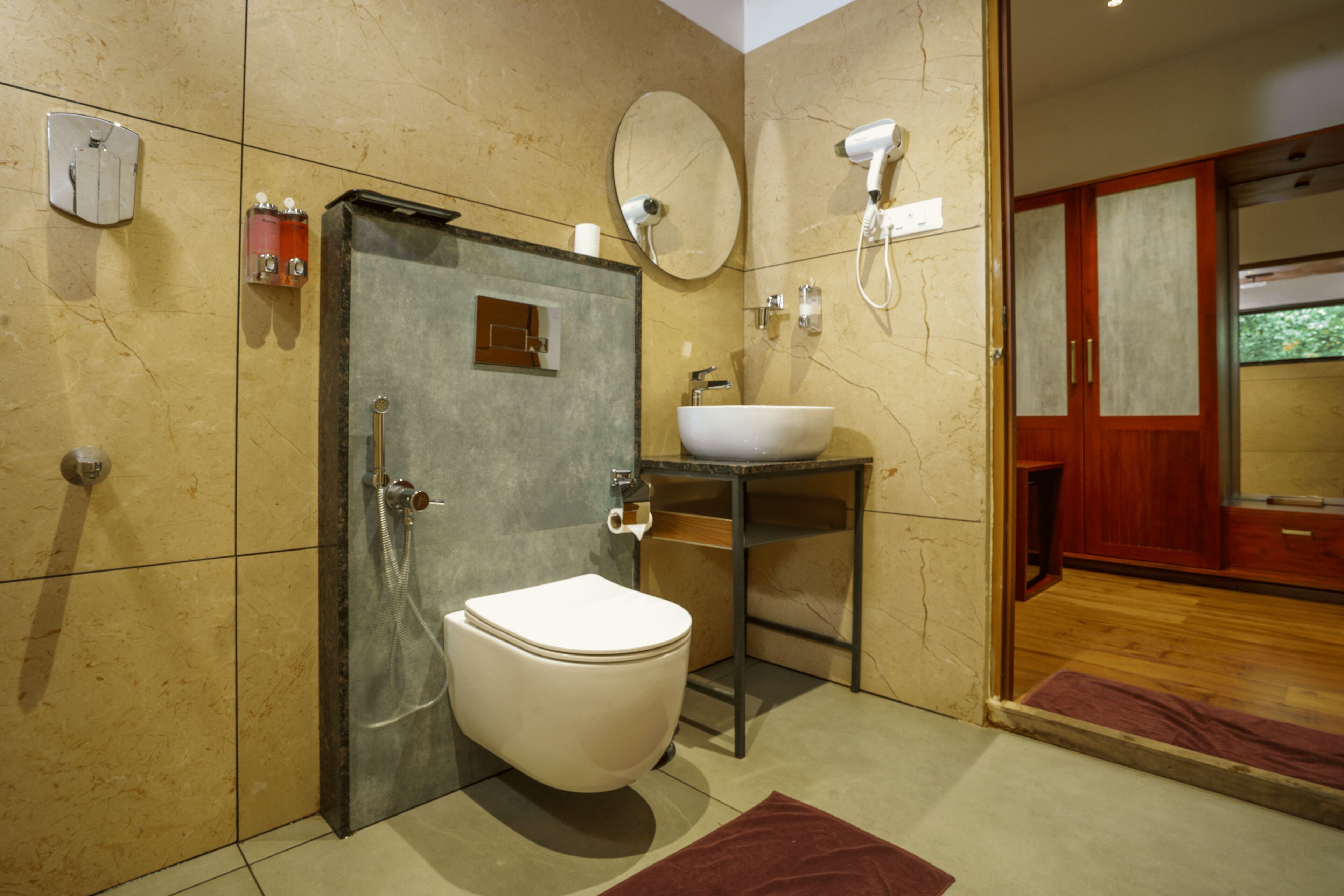 Un baño moderno con inodoro, lavamanos y ducha.