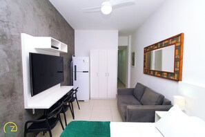 Estudio económico | 1 dormitorio, cortinas opacas, tabla de planchar con plancha