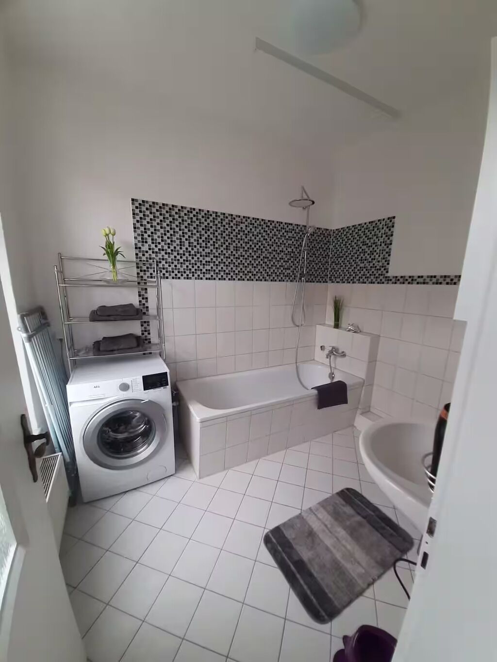 Een haardroger, handdoeken, zeep, toiletpapier