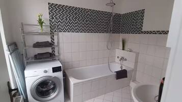 Haartrockner, Handtücher, Seife, Toilettenpapier