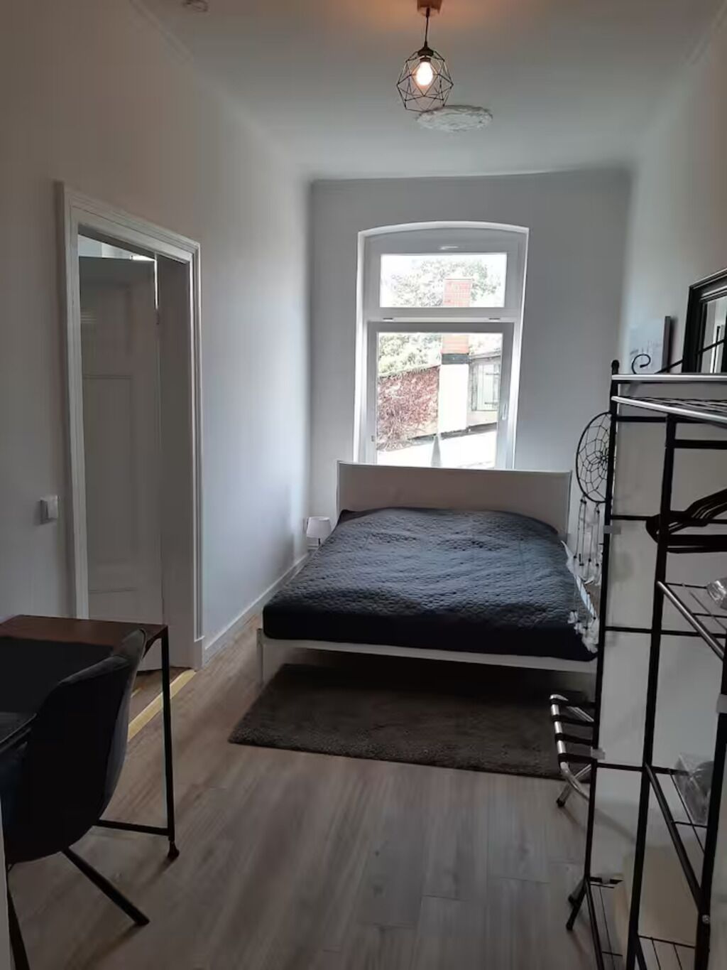 1 slaapkamer, een bureau, een strijkplank/strijkijzer, reisbedje