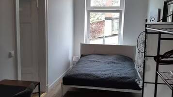 1 Schlafzimmer, Schreibtisch, Bügeleisen/Bügelbrett, Reisekinderbett