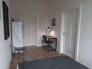 1 chambre, bureau, fer et planche à repasser, lit parapluie