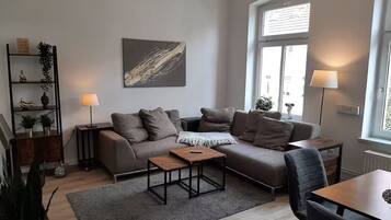 Fernseher, Videospiele, DVD-Player, Bücher