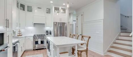 Jääkaappi, mikroaaltouuni, uuni, liesi