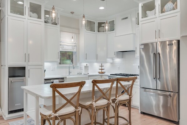 Kjøleskap, mikrobølgeovn, ovn og kokeplater