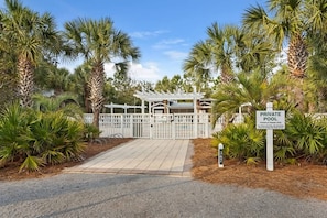 Property grounds - Grove getaway w/ tennis, bikes & 2 pools (Santa Rosa Beach)