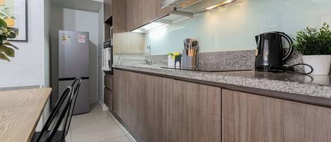 Frigorífico, microondas, horno y placa de cocina