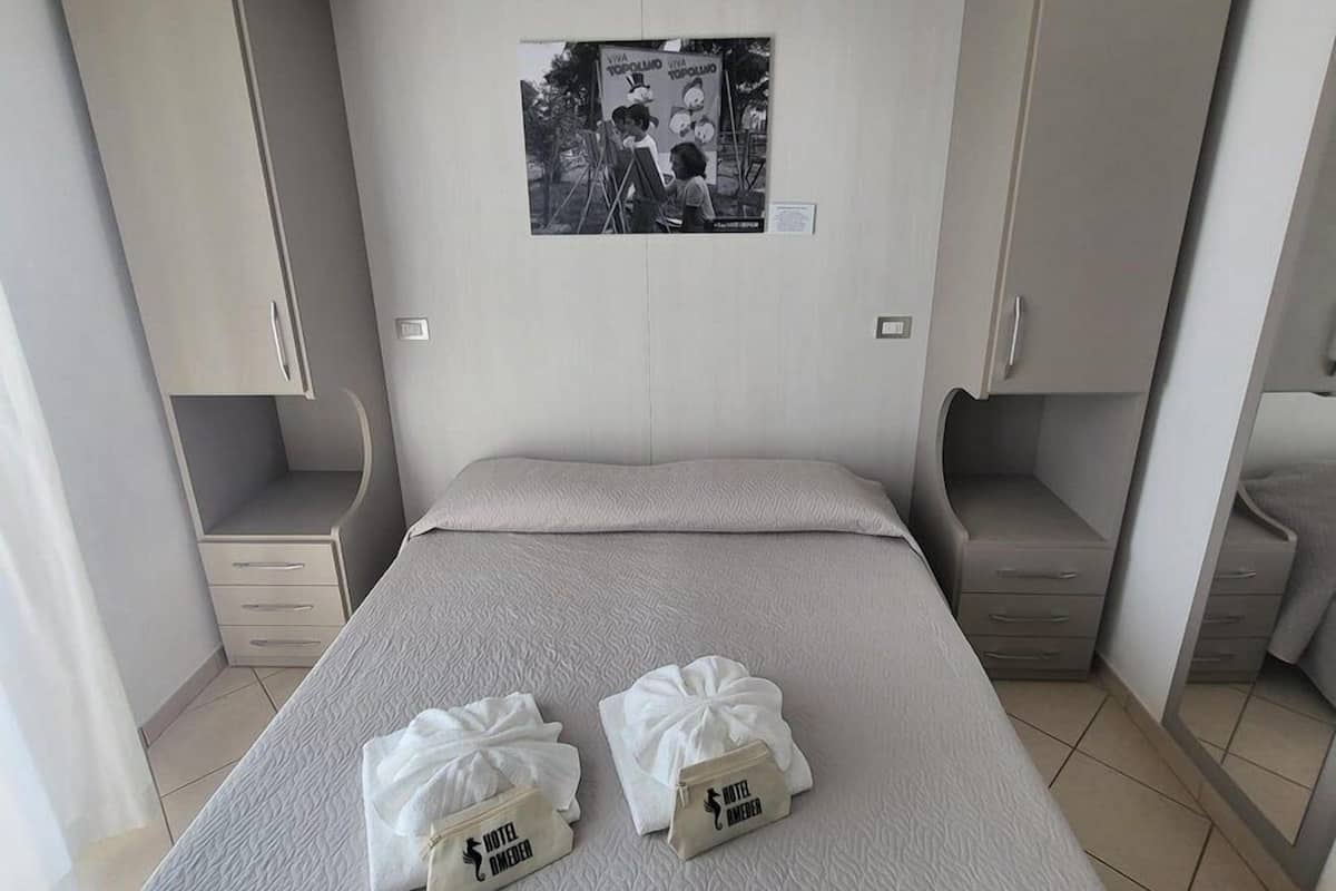 Habitación Confort con 1 cama matrimonial o 2 individuales, balcón, vista al mar | Caja de seguridad en la habitación, escritorio y wifi gratis