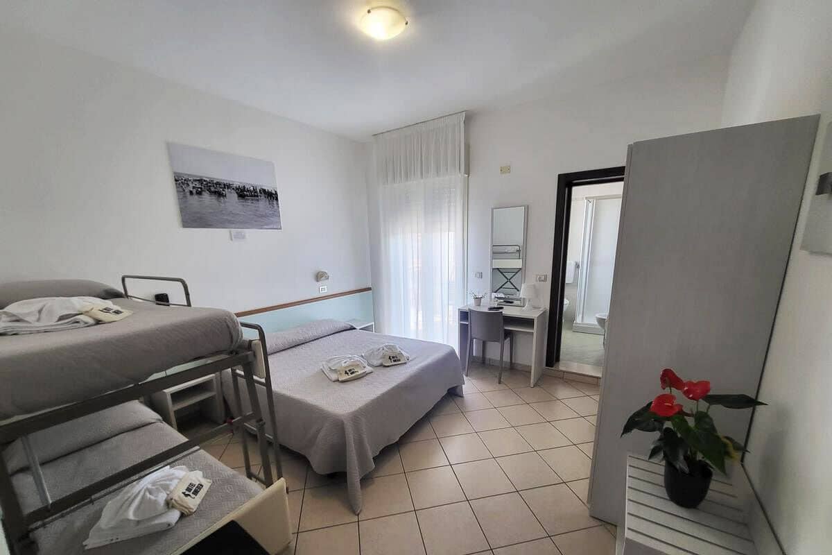 Habitación cuádruple Confort, balcón, vista al jardín | Caja de seguridad en la habitación, escritorio y wifi gratis