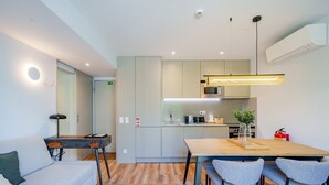 Un apartamento moderno con cocina, comedor y sofá.