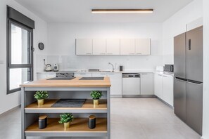 Réfrigérateur, micro-ondes, four, plaque de cuisson