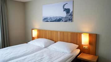 Cortinas blackout, wifi gratis y ropa de cama
