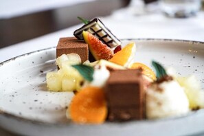 A dessert plate with various sweets and fruits. - Hotel Bellevue (Alpnach)