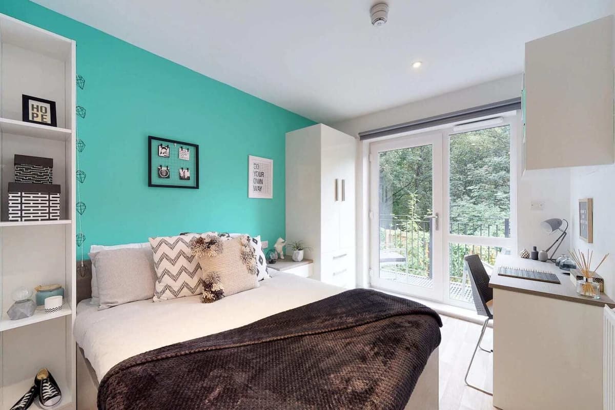 Blackout curtains, free WiFi