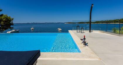 Welcome to the stunning Villa on the coast of the beautiful island of Pašman!