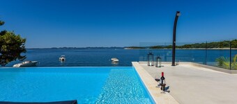 Welcome to the stunning Villa on the coast of the beautiful island of Pašman!